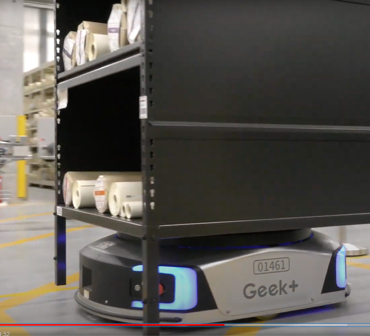無人搬送ロボット「GTP」が商品棚を運ぶ様子