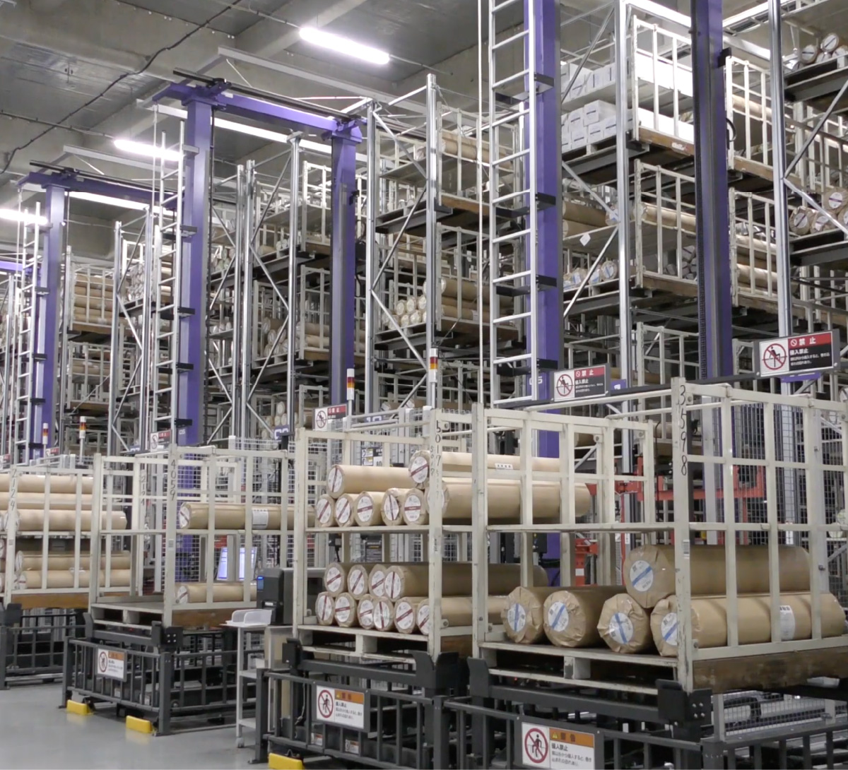 7.1mの天井高を有し、約1,2000点の商品を保管する自動倉庫