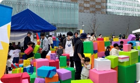 ダンボールランドで遊んでいる画像