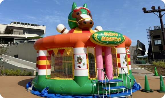船橋競馬場のマスコットキャラクター「キャロッタ」がのったエアー遊具の画像