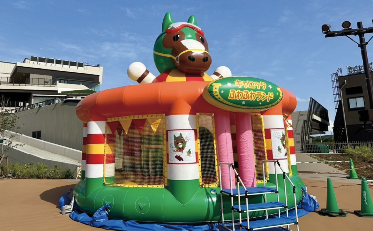 船橋競馬場のマスコットキャラクター「キャロッタ」がのったエアー遊具の画像