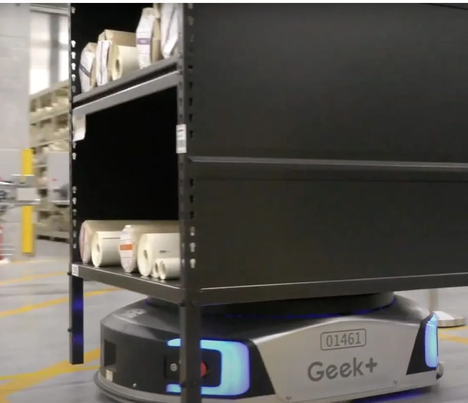 無人搬送ロボット「GTP」が商品棚を運ぶ様子